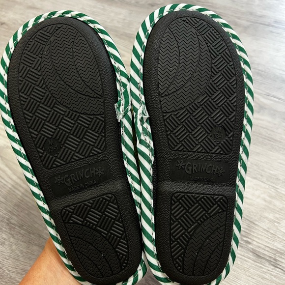 Youth The Grinch slippers. Size 13/1 - Picture 3 of 4